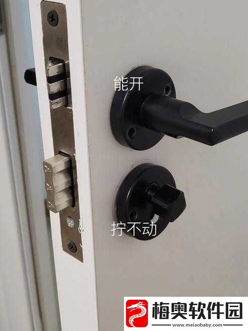 同学叫我去他家然后把门锁了：这是咋回事