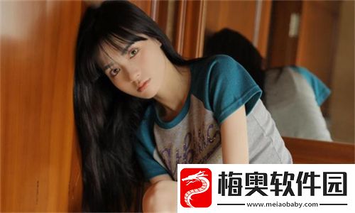 兰姨捂着嘴怕发出声音吵到：静谧时光中的守护与温暖