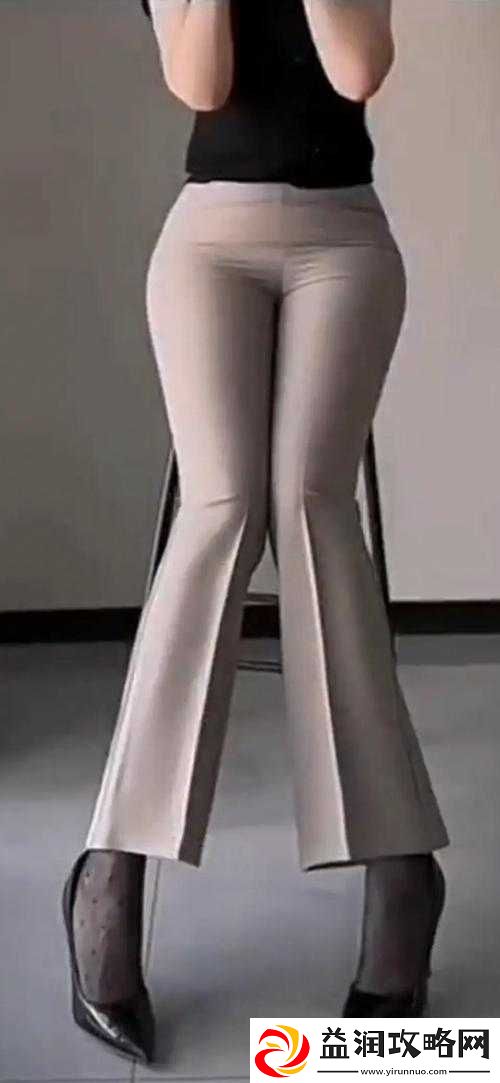 一张引人遐想的女性光屁股劈开腿图片：探索性与美的边界