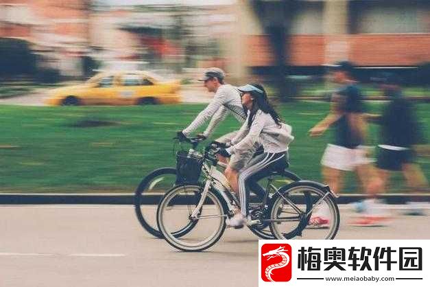 一前一后三个人一起骑自行车：别样的骑行风景