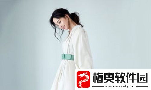 兰姨捂着嘴怕发出声音吵到：社交场合的趣事-这一招让兰姨吃不消了。